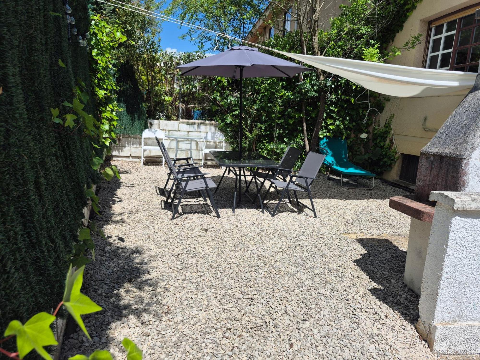 Cool Basement Studio In Hosts House With Private Terrace And Bbq Zizur Mayor Habitación foto